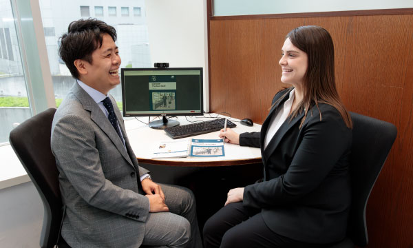 学習レベルについて説明するカウンセラーと女性