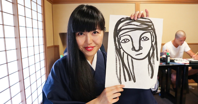 筆で描いた似顔絵と万美さん