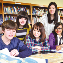 地図を見ている留学生と日本人学生