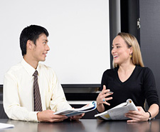 会議室でビジネス英会話を学ぶ男性と講師
