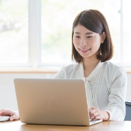 パソコンを使って学習する女性