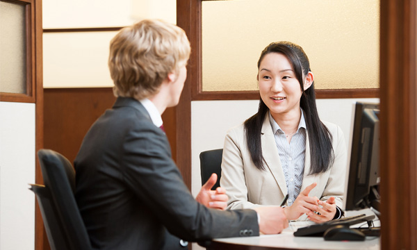 英会話を学ぶ女性と講師