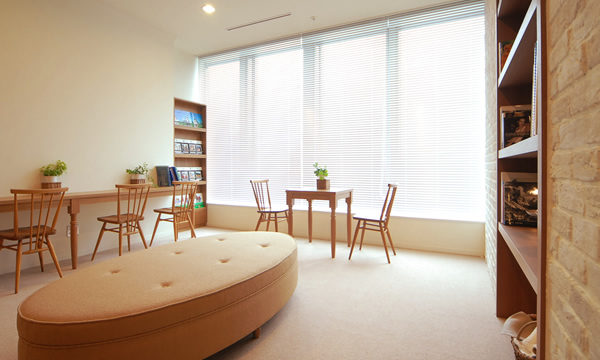 神戸ラーニングスタジオ受付のソファと自主学習スペース