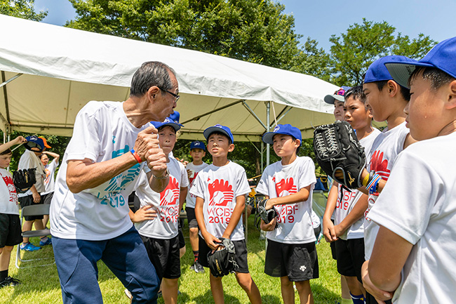 王氏から直接指導を受ける子どもたち