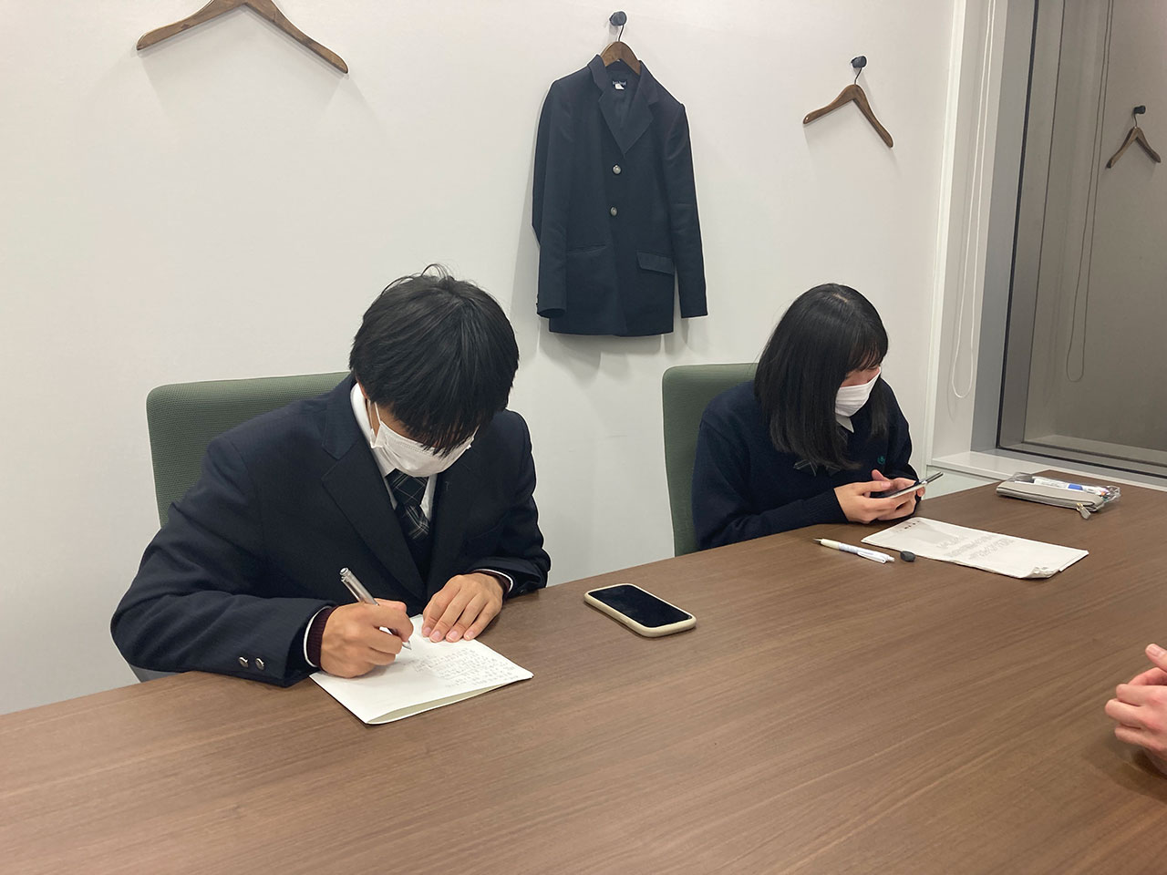 都立世田谷総合高等学校の古月傑さん（左）と二瓶紗季さん（右）